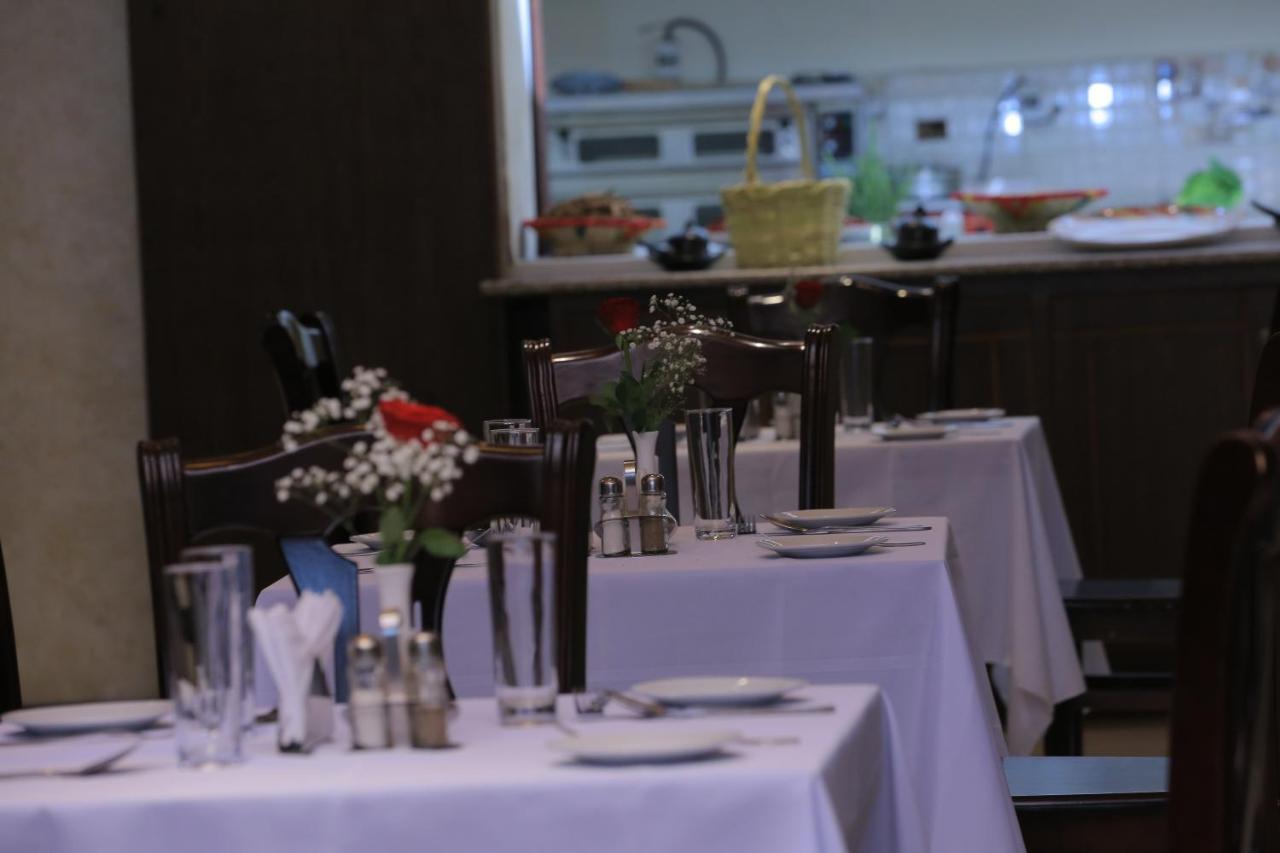 Daisy Hotel Addis Abeba Buitenkant foto